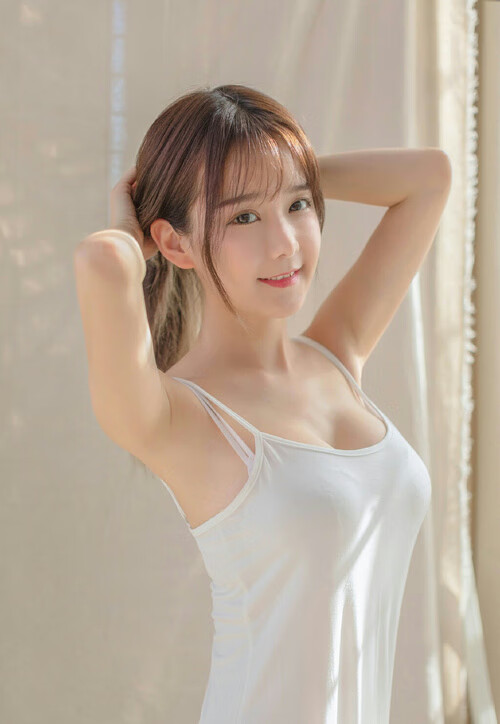 九游官网pc-“高新体育中心羽毛球赛：选手精准击球，精彩纷呈”