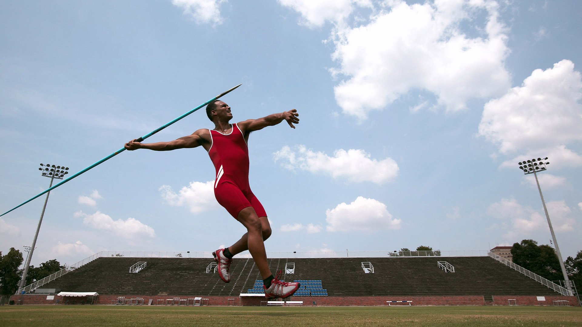 裁判新规引发热议,联盟不断推动判罚公平化,裁判员公平裁决